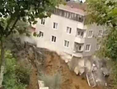 Κωνσταντινούπολη: Κατέρρευσε κτίριο στο Περάν (βίντεο)